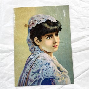Zeer grote chromo met een vrouw met paarse sluier - Victoriaanse handelskaarten - Eind 19e eeuw - Vrouwenportret