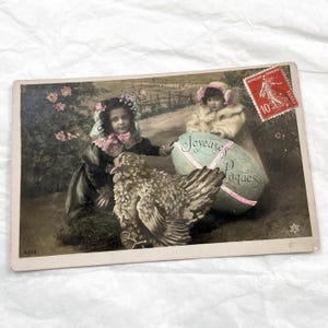 Década de 1910 - Postal francesa de Pascua - Niños con un pollo y un enorme huevo de Pascua - Postal vintage