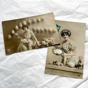 Anni '10 - Lotto di 2 cartoline pasquali francesi d'epoca - Donne in stile Art Nouveau con uova e fiori, Heuresues Pâques