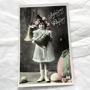 Anni '10 - Cartolina di Pasqua francese - Bambina con campanellini e uova