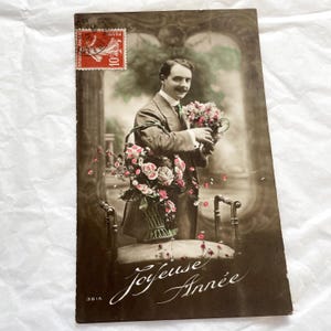 Década de 1910 - Postal vintage francesa con un hombre y flores - Postal antigua escrita - Postal de Feliz Año Nuevo - Carta de amor