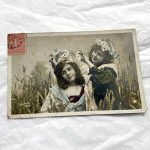 Década de 1900 - Cartão postal infantil - Duas meninas penteadas com flores - Cartão postal escrito
