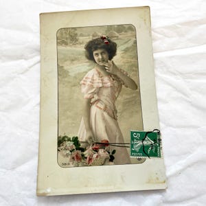 Lata 10. XX wieku – Kobieta w różowej sukience – francuska pocztówka vintage – pisana pocztówka antyczna