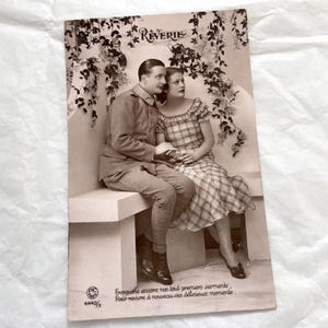 Anni '40 - Cartolina francese d'epoca - "Rêverie" - Coppia romantica in un abbraccio nostalgico - Inizio del XX secolo - Lettera d'amore