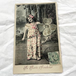 1907 - Cartão postal francês antigo com uma criança e um trevo de quatro folhas - Vintage RPPC