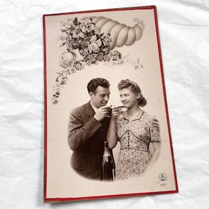 Lata 40. XX wieku - Francuska zabytkowa pocztówka przedstawiająca parę - Niezapisana zabytkowa pocztówka - Romantyczna stara pocztówka z lat 40. XX wieku