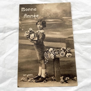 Década de 1900 - Niño encantador con flores - Postal francesa de principios de 1900 - Postal francesa vintage escrita