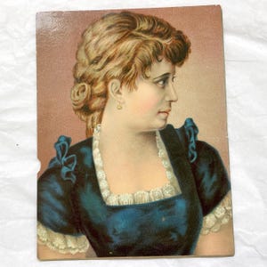 Gran cromo antiguo - Mujer con vestido azul - Sin marca - Hermoso retrato de mujer a finales del siglo XIX