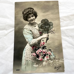 1914 - Kobieta z koniczyną - francuska pocztówka vintage - pisana antyczna pocztówka