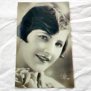 Lata 20. XX wieku - Portret kobiety w czerni i bieli - Belle Epoque - Francuska pocztówka vintage - Pisana antyczna pocztówka