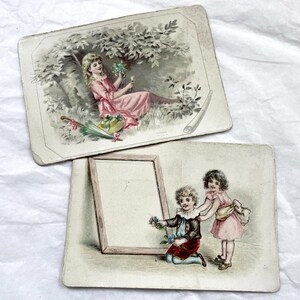 Zwei Embossed Chromo - Kinder Illustrationen - Kleines Mädchen mit seinem Bruder und ein Mädchen im Garten