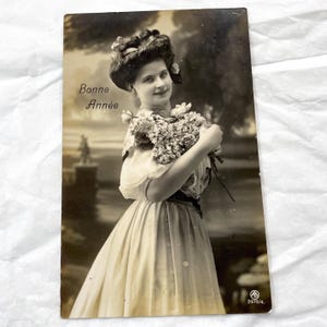 Década de 1910 - Postal francesa vintage Mujer - Postal antigua escrita - Hermoso retrato de mujer con flores - RPPC