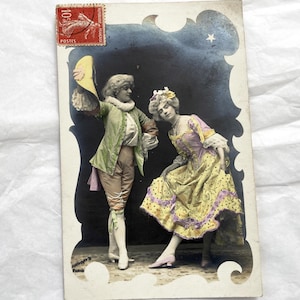1900s - Edwardianische französische Postkarte – Handkolorierte Balzszene – Rokoko-Kostüme, Anfang 1900s, verschickt mit Briefmarke