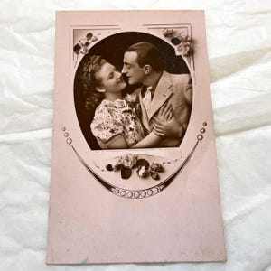 Década de 1940 - Cartão postal vintage francês de um casal - Cartão postal antigo não escrito - Cartão postal antigo romântico da década de 1940