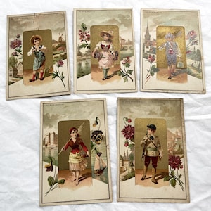 Década de 1890 - Tarjeta comercial francesa antigua - "Au Bon Marché" - Niño con traje regional, Maison Boucicaut, París - Cromos con tema floral