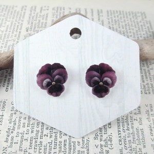 Pendientes de pensamiento morados hechos a mano, pendientes florales, joyería estilo cottagecore, pendientes de flores de primavera inspirados en la naturaleza, regalo botánico para ella.