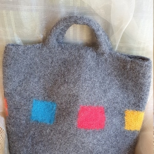 Ein schöner grauer Shopper rundum mit farbigen Quadraten, Geschenk zu Muttertag, Geburtstag, Geschenk für viele Anlässe