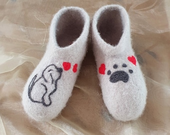 Sand-colored felt slippers with a cute dog, size. 39/40 Great gift for birthdays, Christmas, for many occasions, have it yourself :-)