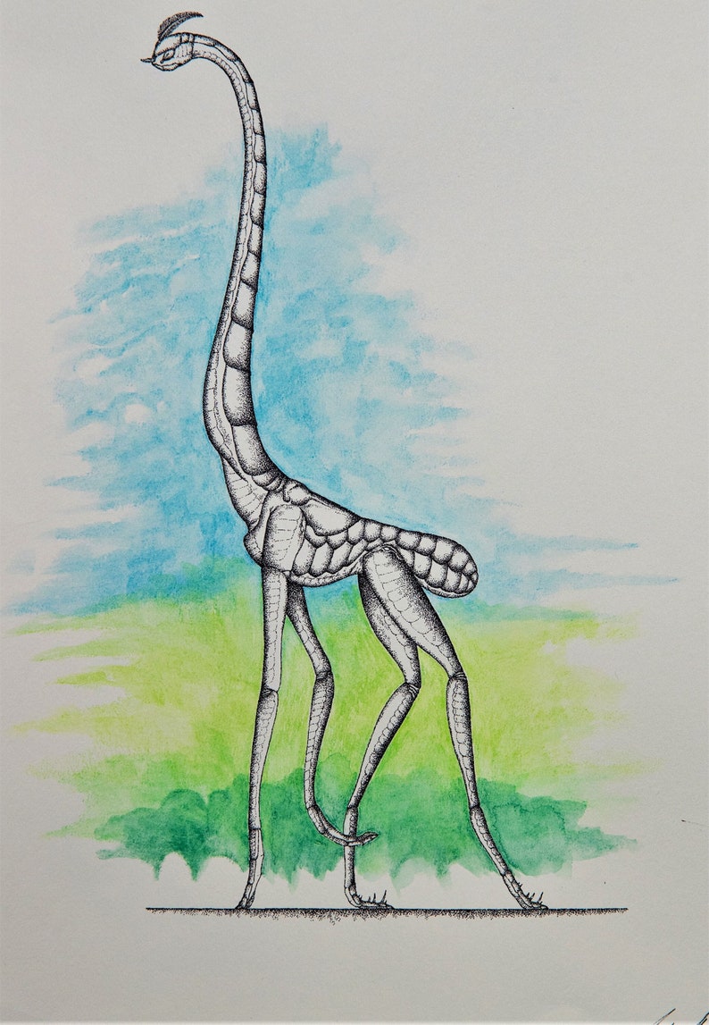K&ouml;nnte beinhalten: Eine Schwarz-Wei&szlig;-Tintenzeichnung einer skelettartigen giraffenartigen Kreatur mit langem Hals und d&uuml;nnen Beinen. Die Kreatur geht auf einem gr&uuml;n-blauen Aquarellhintergrund.