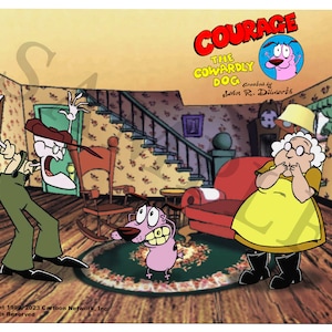 Puede incluir: Una ilustración de dibujos animados de Courage, el perro cobarde, un perro rosa con ojos grandes y una sonrisa de dientes, de pie en una sala de estar con sus dueños, Muriel y Eustace Bagg. Muriel es una mujer mayor y amable que lleva un vestido amarillo y gafas. Eustace es un hombre mayor y gruñón que lleva una camisa verde, un mono y una gorra roja. La ilustración es del programa de Cartoon Network "Courage, el perro cobarde".