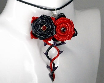 Colgante gótico de rosa en espiral con gema y espinas moradas, hecho a mano por Plamendura Art.