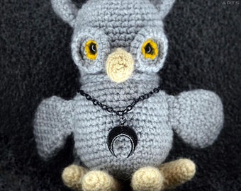 Peluche gufo grigio lavorato a maglia: ciondolo a mezzaluna pagana Wicca
