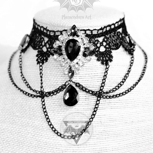 Collar de encaje de cuervo con pedrería blanca y negra con cadenas drapeadas negras en estilo gótico victoriano de Plamendura Art