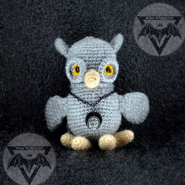 Gestrickte Graue Eule mit Anhänger Viertelmond in funkelndem Schwarz an einer Kette | Wicca Pagan Spooky Fan Toys von ANIBUArtsCrafts & PlamenduraArt