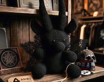 Cabra Preta Tricotada: Decoração Pagã Assustadora Feita à Mão por AniBu - Artesanato