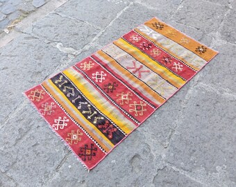 Alfombra Kilim hecha a mano: Alfombra de entrada bordada en rojo (1,2 x 0,6 m)