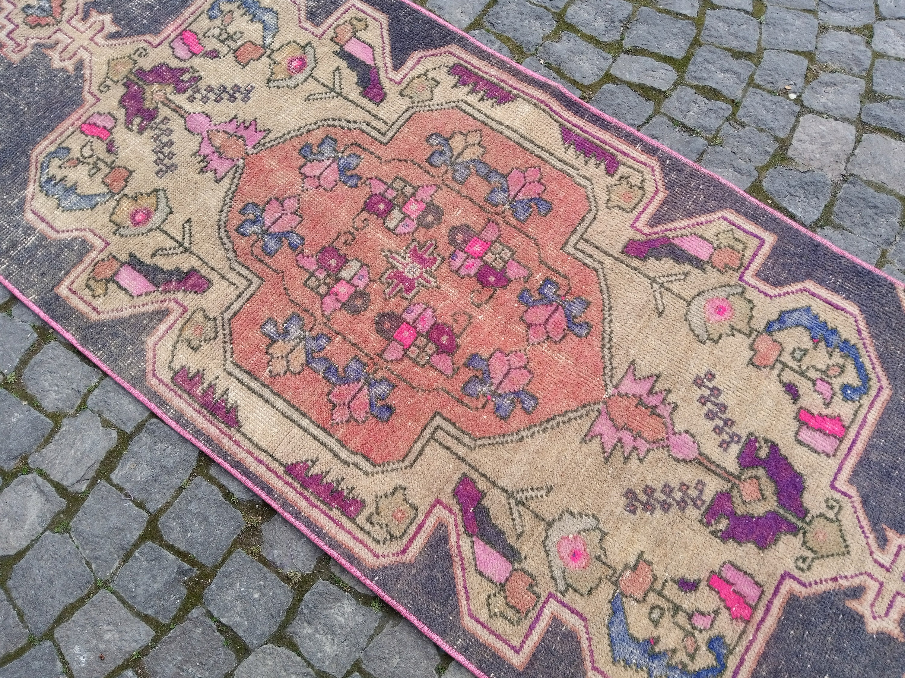 ヴィンテージトルコ製ランナーラグ：ピンクウールキッチンカーペット