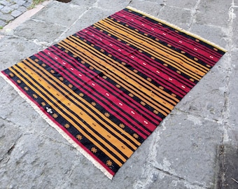 Vintage Wool Kilim Rug: 5.6x4.3 ft, Anatolian Embroidery
