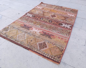 Vintage Turkish Kilim Rug: 4.1x2.7 ft Embroidered Wool