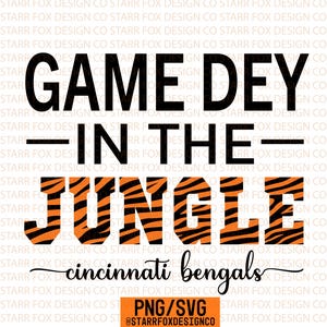 Könnte beinhalten: Grafikdesign mit dem Text "GAME DEY IN THE JUNGLE" in fetter schwarzer und orangefarbener Tigerstreifenschrift. Darunter stehen die Worte "cincinnati bengals" in kursiver Schrift. Das Design enthält "PNG/SVG" und einen Social-Media-Handle.
