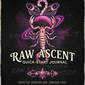 Könnte beinhalten: Digitale Illustration mit einem Skorpion-Design und einem schmetterlingsartigen Element über einem Planeten, vor einem kosmischen Hintergrund. Der Text "RAW ASCENT QUICK-START JOURNAL" und "HEALTH. DISCIPLINE. DREAM LIFE." sind zu sehen.
