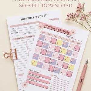 Könnte beinhalten: Eine weiße Keramik-Tasse mit schwarzem Henkel und dem Text "But first, coffee" in handschriftlichem Stil. Die Tasse steht auf einer weißen Oberfläche. Für Heißgetränke geeignet.