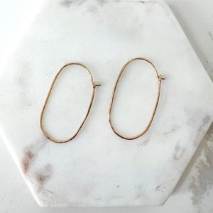 Boucles d&#39;oreilles créoles ovales, boucles d&#39;oreilles créoles remplies d&#39;or, boucles d&#39;oreilles minimalistes, boucles d&#39;oreilles faites à la main