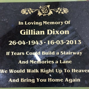 Puede incluir: Placa conmemorativa de granito negro con letras doradas. La placa dice "In Loving Memory Of Gillian Dixon 26-04-1943-16-03-2013 If Tears Could Build a Stairway And Memories a Lane We Would Walk Right Up To Heaven And Bring You Home Again".