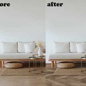 Könnte beinhalten: Ein weißes Sofa mit drei Kissen steht in einem Raum mit einer weißen Wand und einem Holzboden. Zwei goldene Beistelltische mit einem gewebten Teppich und einem gewebten Hocker stehen vor dem Sofa. Auf jedem Tisch steht ein Strauß getrockneter Blumen.