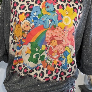 Camiseta blanqueada con estampado de leopardo neón y dibujos animados de los años 80, camiseta blanqueada con poni de los años 80, camiseta blanqueada nostálgica de los años 80