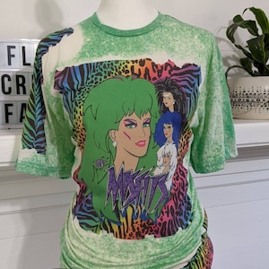 Gebleekt T-shirt uit de jaren 80, neon luipaardprint met gebleekt T-shirt uit de jaren 80 cartoon, gebleekt T-shirt in jaren 80-stijl, nostalgisch gebleekt shirt uit de jaren 80