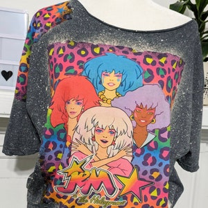 Gebleekt T-shirt uit de jaren 80, neon luipaardprint met gebleekt T-shirt uit de jaren 80 cartoon, gebleekt T-shirt in jaren 80-stijl, nostalgisch gebleekt shirt uit de jaren 80