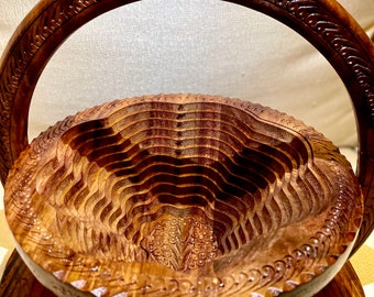 Cesta plegable de palisandro hecha a mano: elegante pieza central tallada
