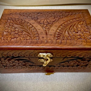 Holz Schmuckkästchen, Schmuck Organisator, Einfache Schmuckschatulle, Schmuckschatulle aus Nussbaum Kirschholz, Ring, Armbänder, Ohrstecker, Halskettenaufbewahrung.