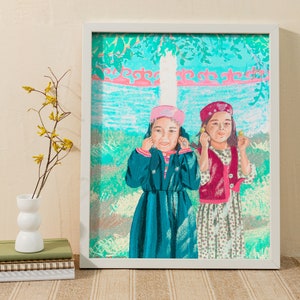Un póster con dos niñas kazajas en ropa nacional impreso en papel para decoración de paredes en tamaños A6 A4 y A3