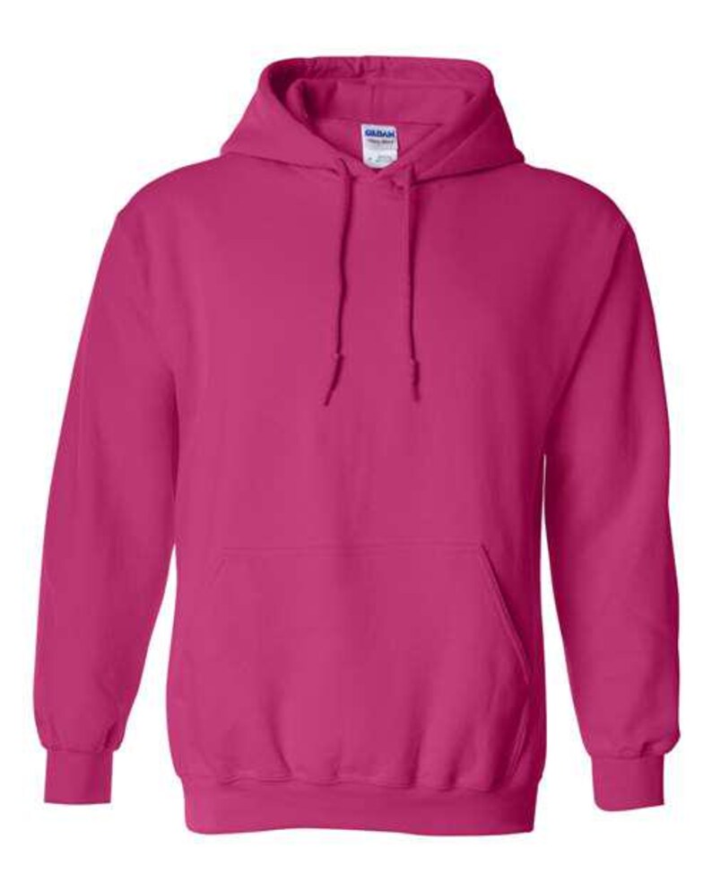 Puede incluir: Una sudadera con capucha magenta lisa con capucha con cord&oacute;n y bolsillo tipo canguro. La sudadera tiene pu&ntilde;os y dobladillo de canal&eacute;. La etiqueta Gildan es visible en el interior de la capucha.