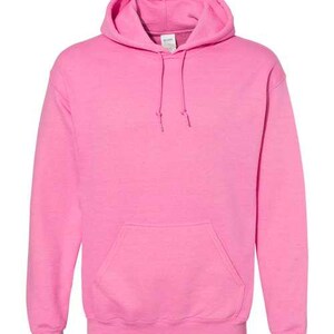 Puede incluir: Sudadera con capucha rosa liso con bolsillo de canguro. La sudadera tiene un cord&oacute;n en el cuello y pu&ntilde;os y dobladillo acanalados. La prenda est&aacute; hecha de un material suave y c&oacute;modo.