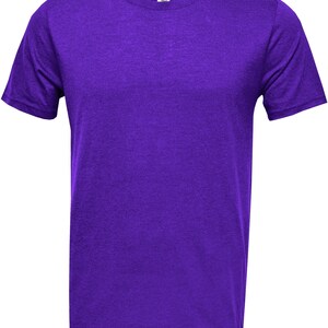 Pode incluir: Uma camiseta lisa de cor roxa com mangas curtas e gola redonda.