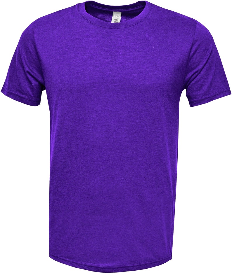 Pode incluir: Uma camiseta lisa de cor roxa com mangas curtas e gola redonda.