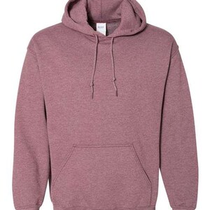 Puede incluir: Una sudadera con capucha de color granate con un bolsillo de canguro. El jersey de manga larga tiene un cord&oacute;n en el cuello y una capucha. La tela parece ser un material suave y c&oacute;modo. La sudadera es de color liso.